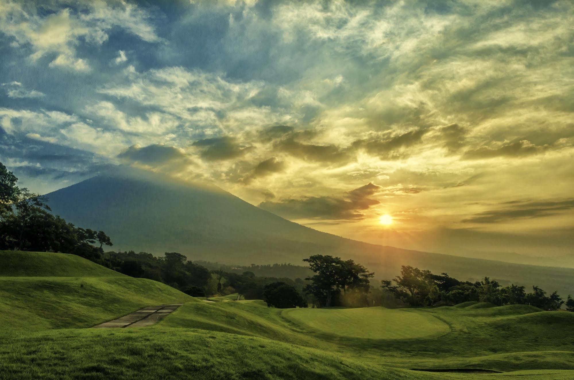 Hotel La Reunion Golf Resort And Residences Antigua Exterior photo